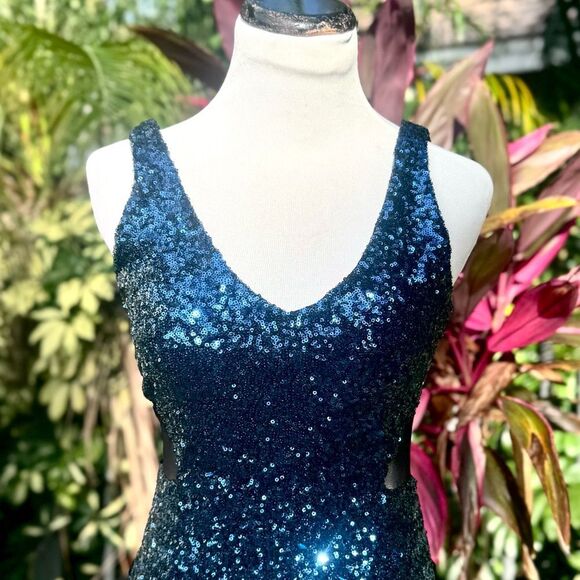 💥🆕💥 Bebe Sequin Bodycon Dress - Picture 5 of 13